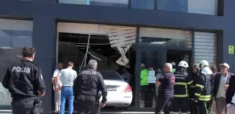 Kontrolden çıkan lüks otomobil, vergi dairesine daldı
