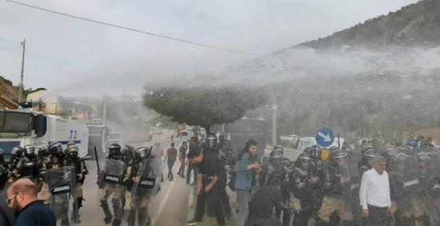 Bakan Soylu, HDP'li milletvekili Alican Önlü'nün polise taş attığı görüntüleri paylaştı: Kılıçdaroğlu'nun hamiliğindedir