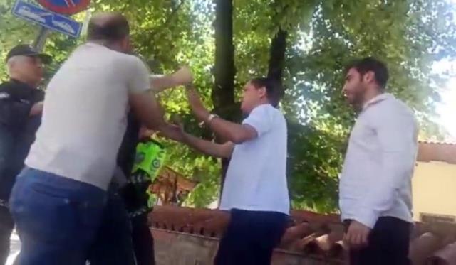 Bursa'da bir köylü, kaçak yaptığı ahırını yıkan belediyeyi inekleriyle bastı
