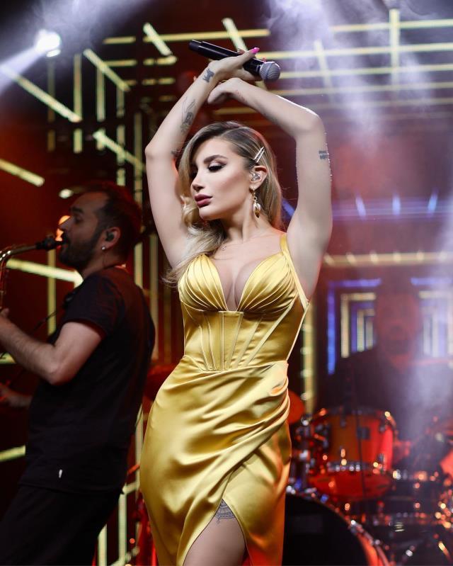 İki kez ihanete uğrayan İrem Derici, cesur sahne kıyafetiyle Cem Belevi'ye adeta nispet yaptı