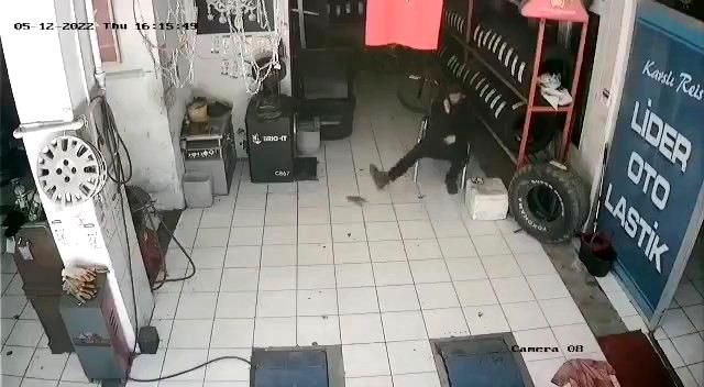 Tüm fare uzaklaştırma tekniklerini unutun! Oto lastikçiye giren fare işçinin tekmesiyle havalandı