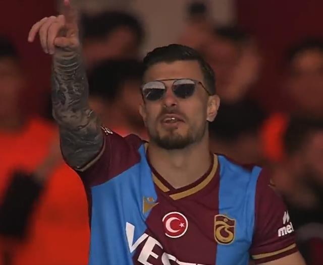 Şampiyonluk kutlamalarına Uğurcan Çakır ve Dorukhan'ın KADR ile yaptığı düet damga vurdu