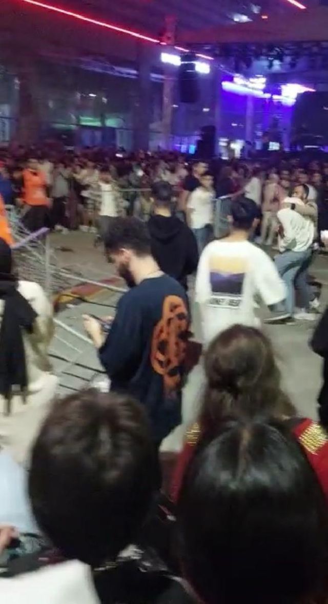 İrem Derici konserinde kavga çıktı, bariyerler havada uçuştu