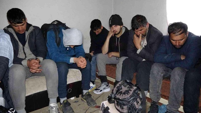 Van'da düzensiz göçmen operasyonu! Kimi tavan arasına, kimi dolaba saklandı