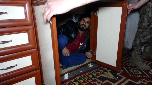 Van'da düzensiz göçmen operasyonu! Kimi tavan arasına, kimi dolaba saklandı