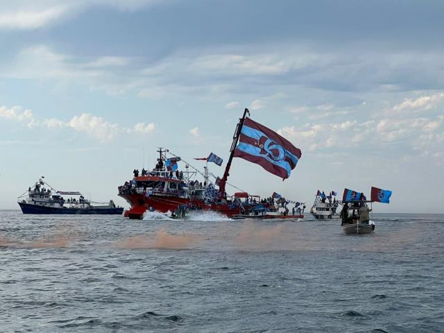 Trabzon'da büyük çılgınlık! Şampiyon, mabedine denizden çıkarma yaptı