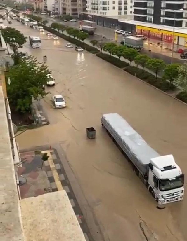 Ankara'da sağanak yağış sonrası yolları su bastı, vatandaşlar zor anlar yaşadı