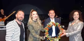 Hadise, Kumluca'da 'Domates Kraliçesi' seçildi