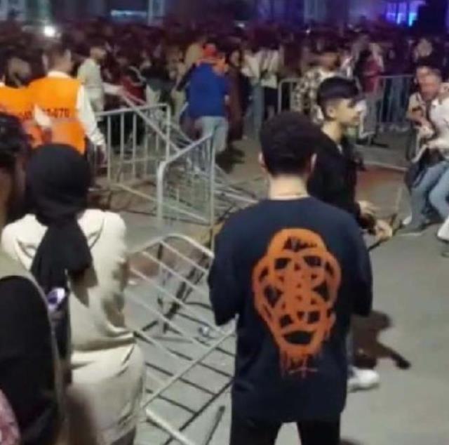 İrem Derici konserinde kavga çıktı, bariyerler havada uçuştu