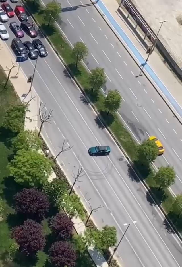 Kartal'da yolu kapatan sürücü dirft yaptı! O anlar anbean görüntülendi