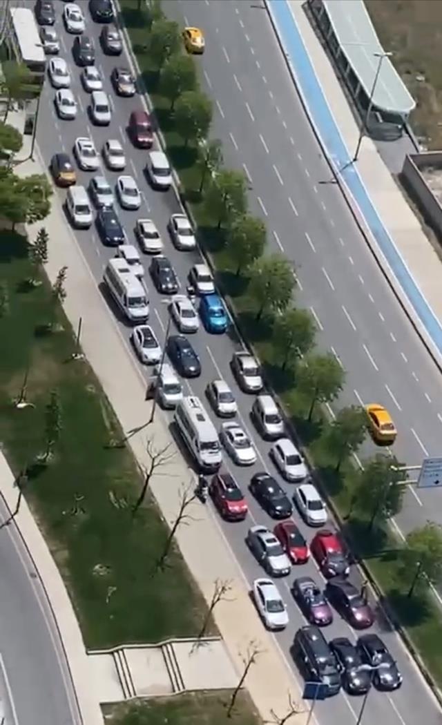 Kartal'da yolu kapatan sürücü dirft yaptı! O anlar anbean görüntülendi