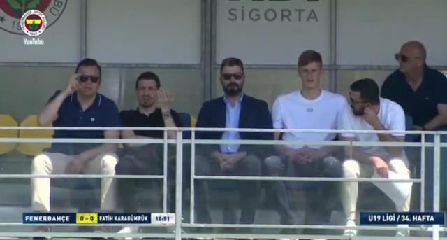 Mert Hakan ile arkadaş oldu bile! Fenerbahçe'nin yeni transferi tribünde yerini aldı!