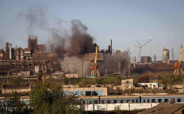Rusya'nın Azovstal fabrikasına fosfor bombası ile saldırı düzenlediği iddia edildi