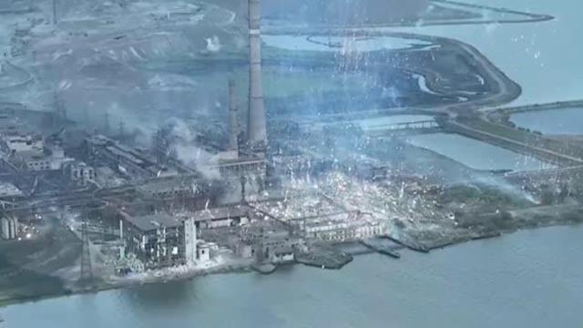 Rusya'nın Azovstal fabrikasına fosfor bombası ile saldırı düzenlediği iddia edildi