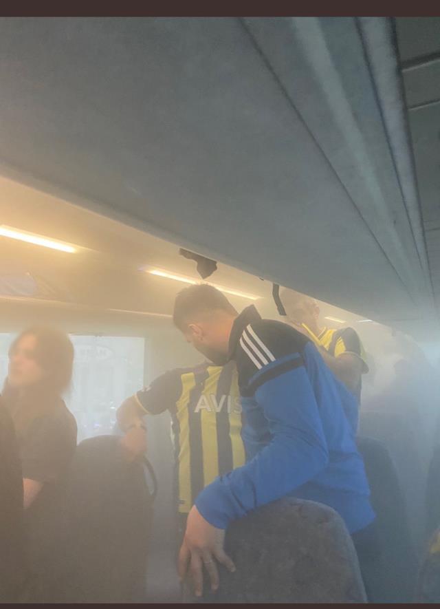 Trabzonspor taraftarı çoluk çocuk dinlemedi! Fenerbahçelilerin olduğu otobüsün içine yangın tüpü sıktılar