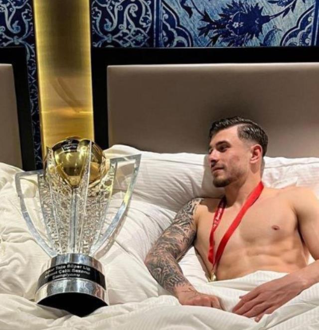 Trabzonspor'un yıldızlarından olay poz! Şampiyonluk kupasıyla yarı çıplak yatağa girdiler
