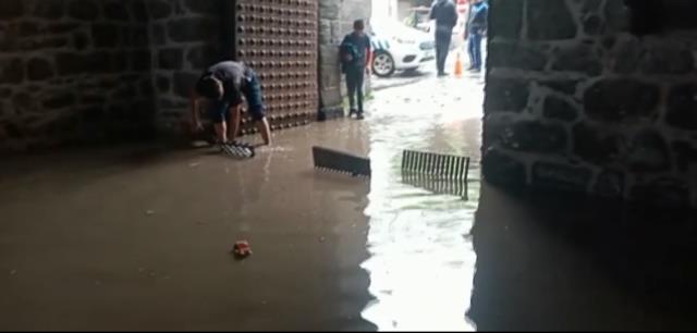Türkiye yazı karşılamaya hazırlanırken, il ve ilçeleri sel suları bastı! İşte son durum