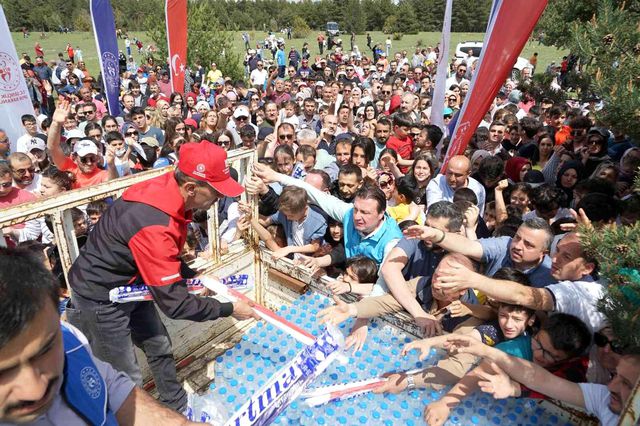 Eğlence kabusa döndü! Ücretsiz uçurtma yüzünden oluşan izdihamda çocuklar ezildi