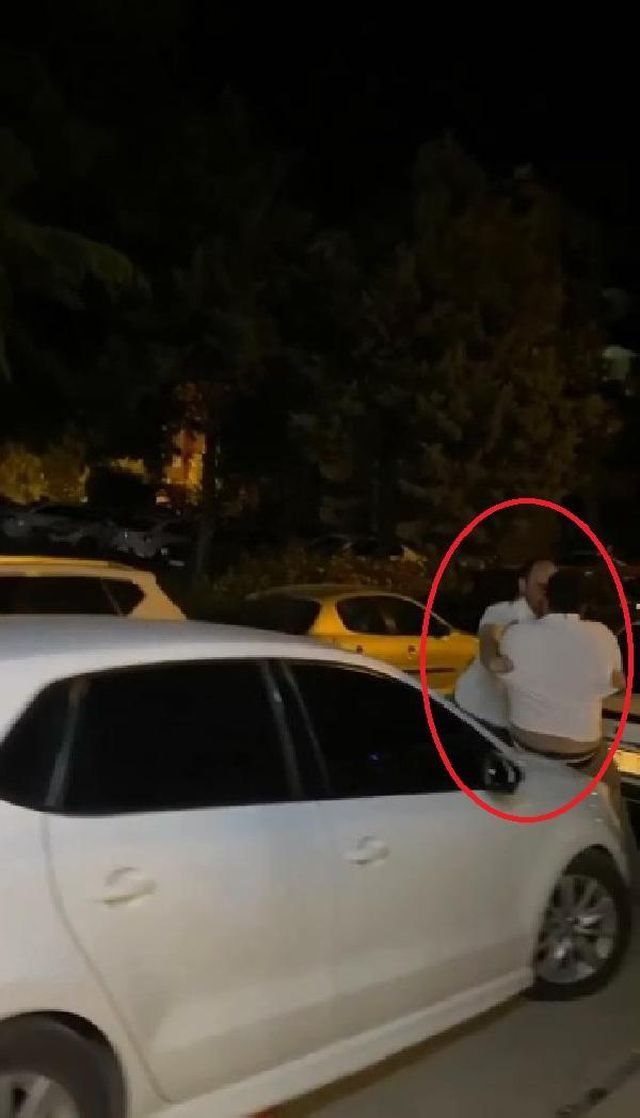 Yanındaki kadını sokak ortasında darbeden kişiyi tekme tokat dövdüler