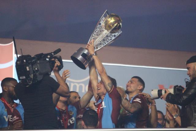 Demet Akalın, Kulüp şarkısıyla Trabzonspor taraftarlarını coşturdu