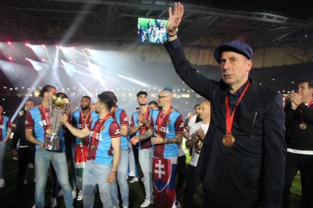 Demet Akalın, Kulüp şarkısıyla Trabzonspor taraftarlarını coşturdu