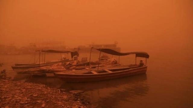 Irak'ta yaşanan şiddetli kum fırtınası hayatı altüst etti: Onlarca kişi boğulma riski geçirdi, okullar tatil edildi