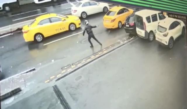 İstanbul Beyoğlu'nda motosiklet kasklı kişi güpegündüz kurşun yağdırdı!