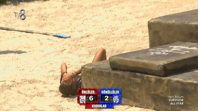 Survivor'da sinirler gerildi! Dokunulmazlık oyununda sayı kaybeden Nisa, parkura kafa attı
