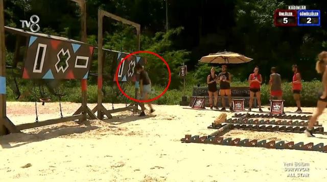 Survivor'da sinirler gerildi! Dokunulmazlık oyununda sayı kaybeden Nisa, parkura kafa attı