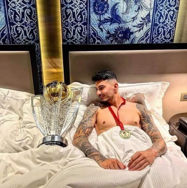 Trabzonsporlu futbolculardan yatakta kupa pozu
