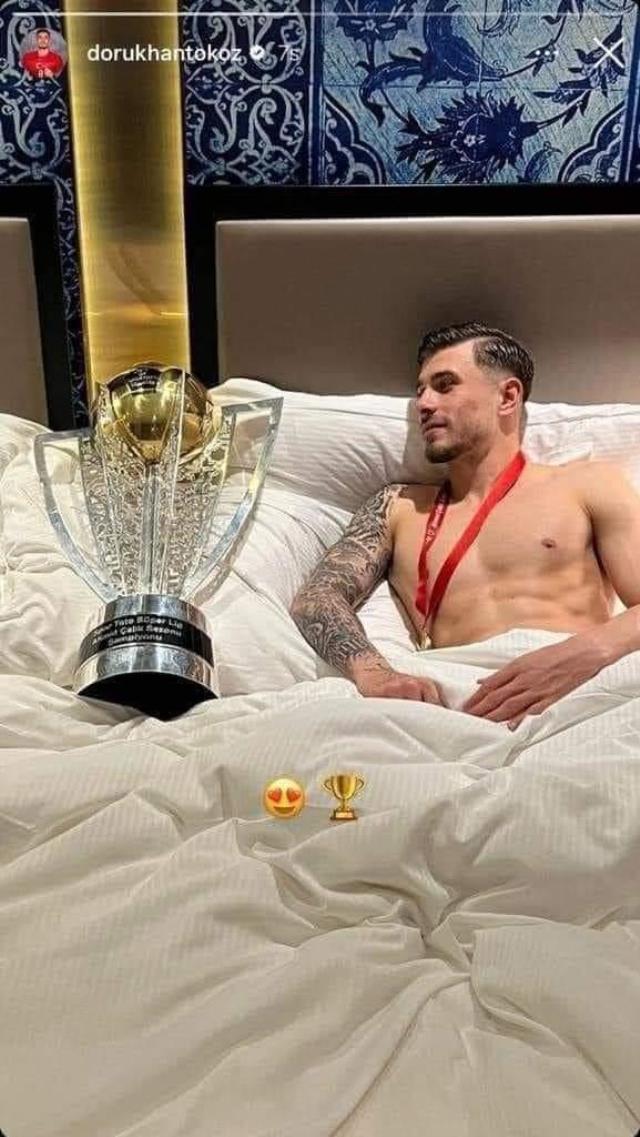 Trabzonsporlu futbolculardan yatakta kupa pozu