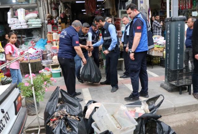 Yere dökülen isotları yeniden satışa sunan esnafın dükkanında tarihi geçmiş 4 bin 120 ürün bulundu