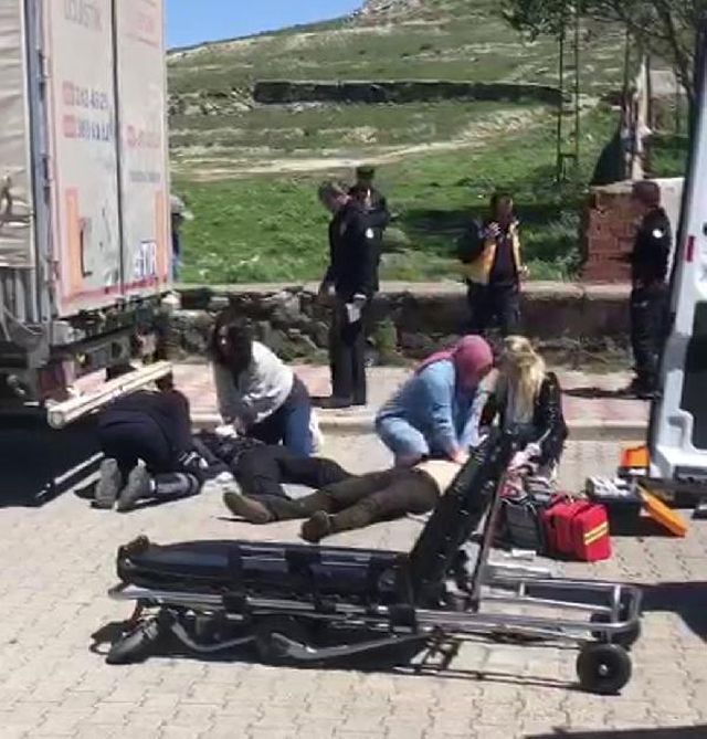 İki kardeş sokak ortasında infaz edildi, sağlık ekipleri hayata döndürmek için dakikalarca kalp masajı yaptı