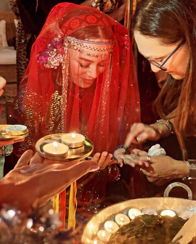 6 aylık hamile Demet Evgar, kına gecesi yapıp göbek attı 6 aylık hamile Demet Evgar, kına gecesi yapıp göbek attı