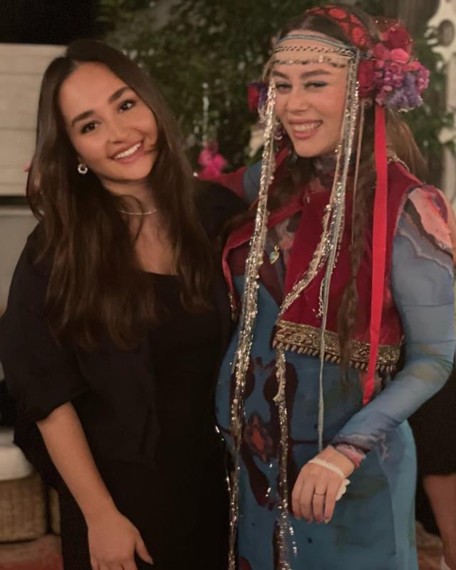 6 aylık hamile Demet Evgar, kına gecesi yapıp göbek attı 6 aylık hamile Demet Evgar, kına gecesi yapıp göbek attı