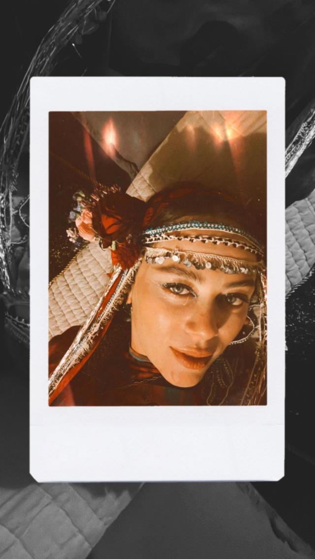 6 aylık hamile Demet Evgar, kına gecesi yapıp göbek attı 6 aylık hamile Demet Evgar, kına gecesi yapıp göbek attı