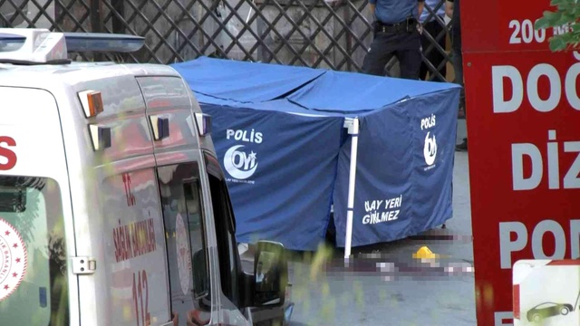 Emekli polis, sokak ortasında tartıştığını kadını vurup aynı silahla intihar etti