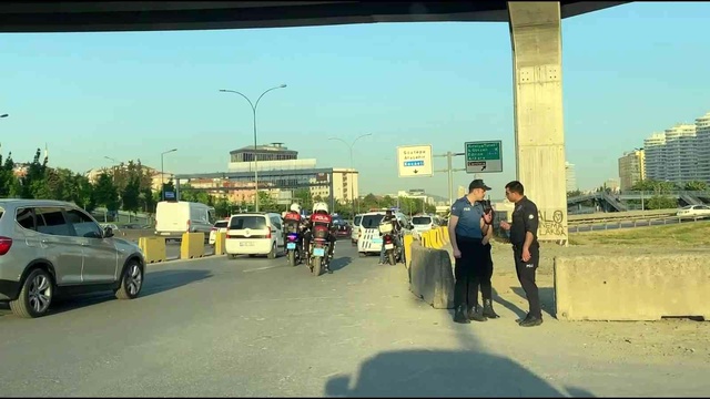 Kadıköy'de vatandaşlar geç gelen İETT aracının önünü kesti