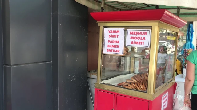 Muğla'da bir büfede yarım ekmek ve yarım simit satışı yapılmaya başlandı