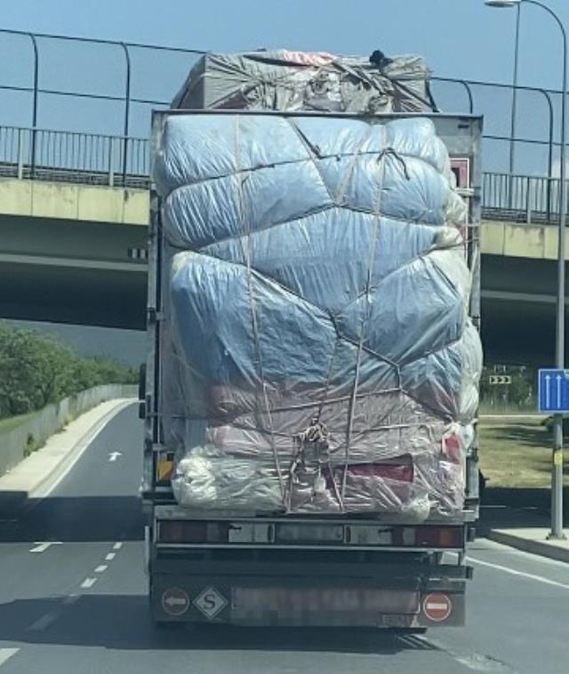 Sultanbeyli'de aşırı yüklü minibüs ve kamyon trafiği hiçe saydı
