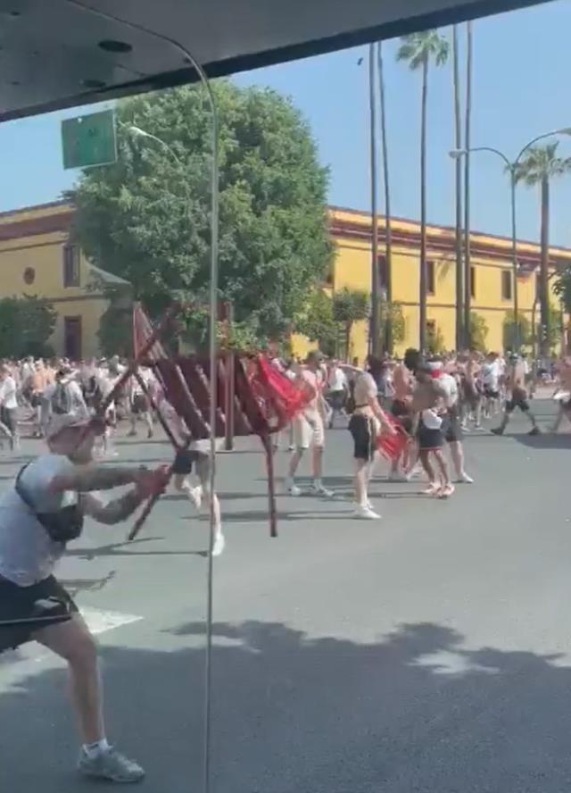 Avrupa'nın göbeğinde görülmemiş barbarlık! Dev final öncesinde birbirlerini bıçakladılar Avrupa'nın göbeğinde görülmemiş barbarlık! Dev final öncesinde birbirlerini bıçakladılar