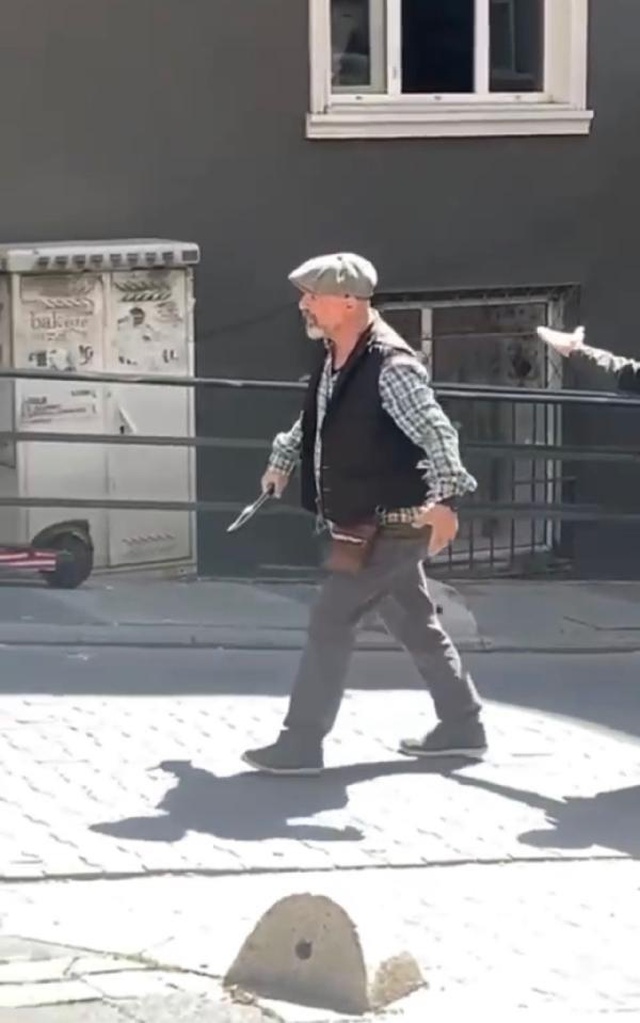 Kadıköy'de sürücü ile kağıt toplayıcı arasında taşlı, çekiçli ve bıçaklı kavga! Ne buldularsa attılar Kadıköy'de sürücü ile kağıt toplayıcı arasında taşlı, çekiçli ve bıçaklı kavga! Ne buldularsa attılar