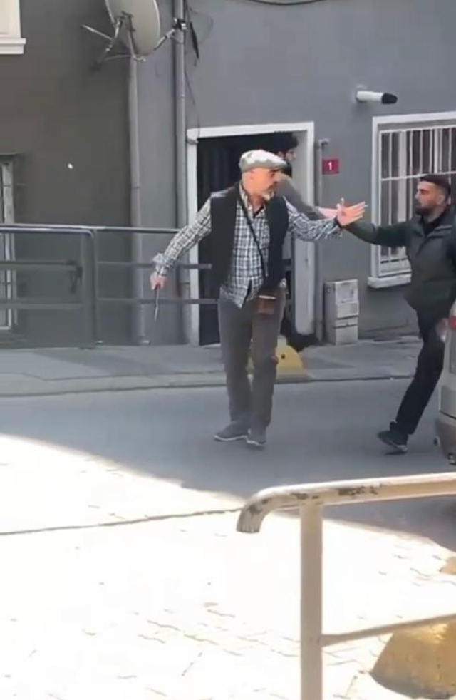 Kadıköy'de sürücü ile kağıt toplayıcı arasında taşlı, çekiçli ve bıçaklı kavga! Ne buldularsa attılar Kadıköy'de sürücü ile kağıt toplayıcı arasında taşlı, çekiçli ve bıçaklı kavga! Ne buldularsa attılar