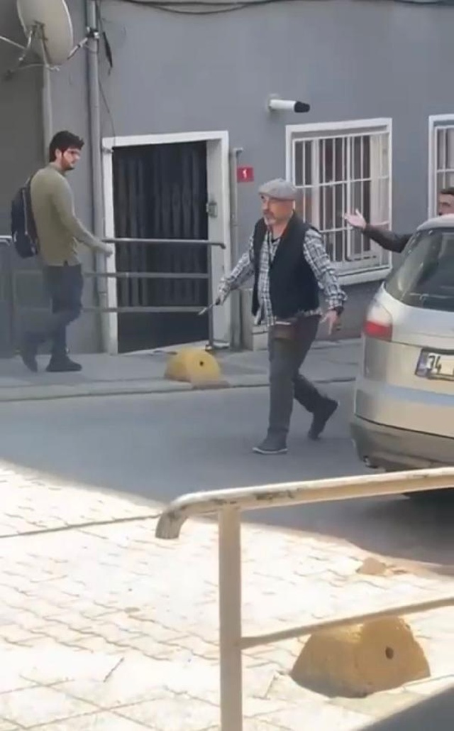 Kadıköy'de sürücü ile kağıt toplayıcı arasında taşlı, çekiçli ve bıçaklı kavga! Ne buldularsa attılar Kadıköy'de sürücü ile kağıt toplayıcı arasında taşlı, çekiçli ve bıçaklı kavga! Ne buldularsa attılar