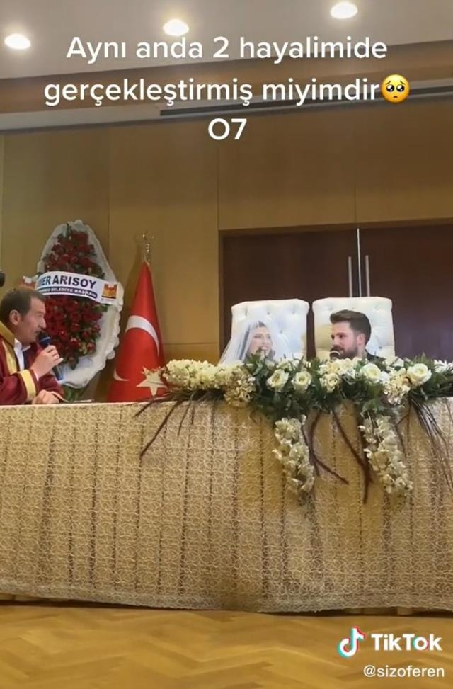 Nikah töreninde Cristiano Ronaldo gibi bağırdı! Belediye Başkanı ve konuklar dondu kaldı Nikah töreninde Cristiano Ronaldo gibi bağırdı! Belediye Başkanı ve konuklar dondu kaldı