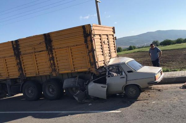 Tıra çarpan otomobil kağıt gibi ezildi! 3 kişilik ailenin yok olduğu kaza kamerada Tıra çarpan otomobil kağıt gibi ezildi! 3 kişilik ailenin yok olduğu kaza kamerada