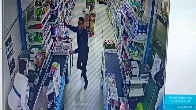 Satırlı, bıçaklı gaspçıyı market çalışanı böyle kovaladı