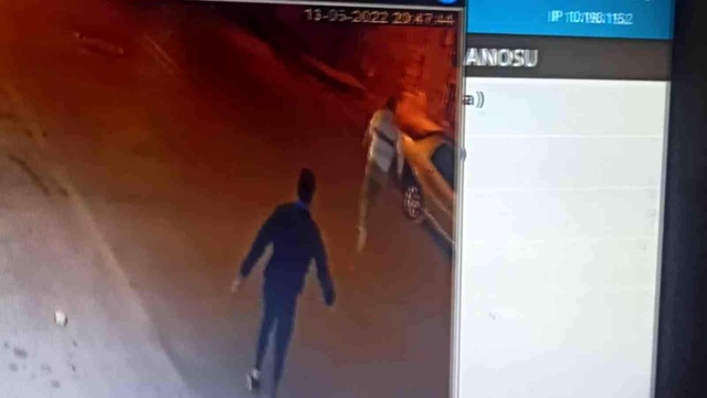 Satırlı, bıçaklı gaspçıyı market çalışanı böyle kovaladı