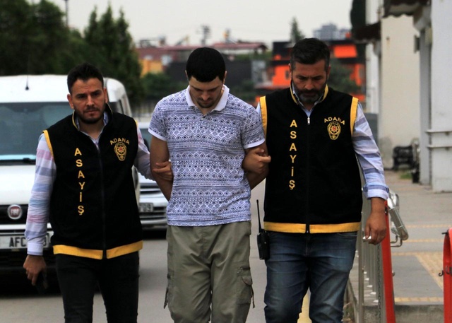 Satırlı, bıçaklı gaspçıyı market çalışanı böyle kovaladı