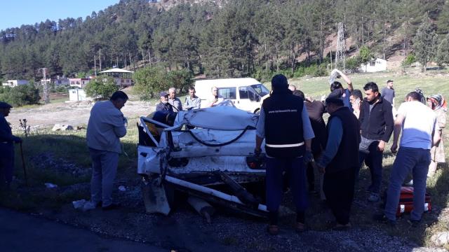Tırın arkadan çarptığı otomobil kağıt gibi ezildi: 1 ölü, 3 yaralı Tırın arkadan çarptığı otomobil kağıt gibi ezildi: 1 ölü, 3 yaralı